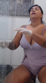 浴室里的妓女：我妻子一边打扫一边汗流浃背地炫耀，露出阴部！