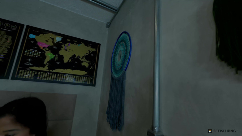 FetishKing: Sentando na cara, escrava interracial sentando na cara de meninas