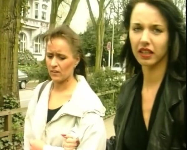 YOUR FIRST PORN: Amateur lesbiennes proberen latex en zweep
