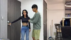Ayudo a Linda Chica Desconocida Con Su Moto Nueva Y Busco Un Pretexto Para Cogerla En Mi Apartamento.