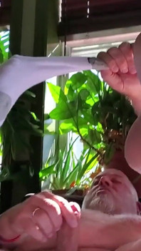 Beruang ngocok dengan kaus kaki putih dengan bantuan bbc