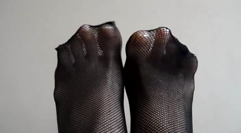 Foot Girls: Linge-mi picioarele în ciorapi negri!
