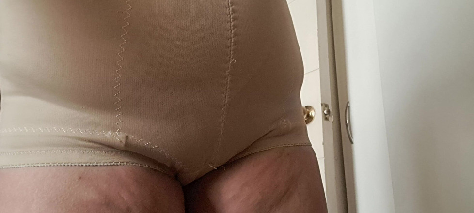 Mommy big hairy pussy: Tight mini petticoat på MILF utan trosor