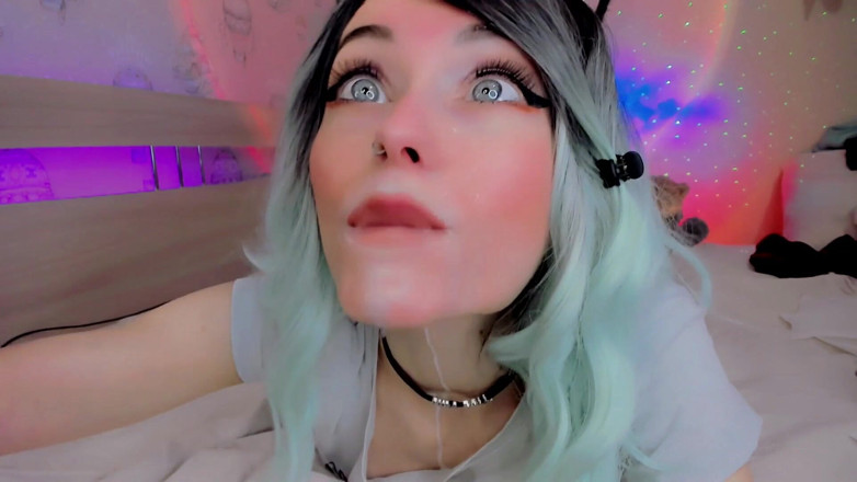 Dirty slut 666: Blauhaarige schlampe bekommt milch auf ihr ahegao-gesicht