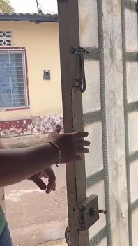 Bana daireyi gösterdiğinde yeni komşuyla azıyoruz
