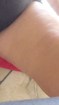 Leo je závislý na mých videích, rád vidí moje chlupatá kundička cumming