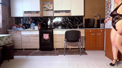 Lady toys: Velký zadek na podpatcích v sexy kombinéze