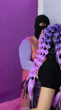 Mistress sprawia, że jej niewolnica wąchać jej cipkę, tyłek i pierdzi przez rurkę maski przeciwgazowej, polizaj jej tyłek i połyka jej pierdy
