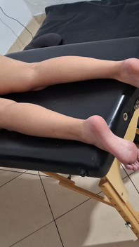 Entspannende rückenmassage mit einer heißen kerze. Sfw