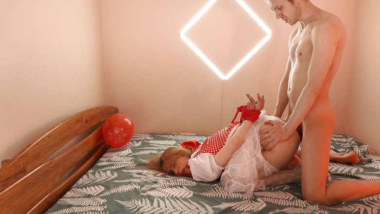 Anal Fans Couple: El anal de la joven Caperucita Roja la folló en...