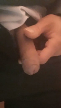 다른 의상과 뷰를 입고 오줌을 싸는 섹시한 게이 Twink