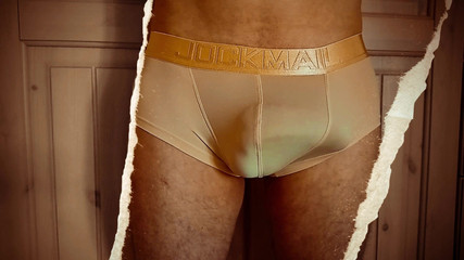 TheOldBigThing: Запретное прикосновение на публике. Его инструмент пульсирует, когда он разгружает свою порцию спермы внутри его штаны лайкры.