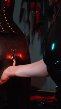 Německá Latexová děvka je svázaná a roubíkem a dostane výprask