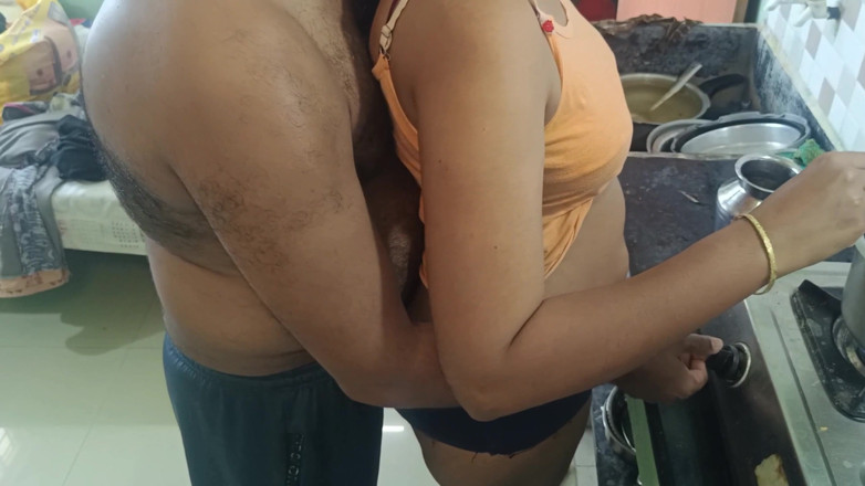 Palani69: Romance en la posición trasera de la cocina