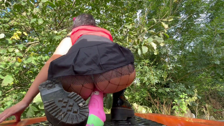 Hayley Quinn: PAWG Slut Rides Patrick Star Dildo on Landrover Defender Bonnet