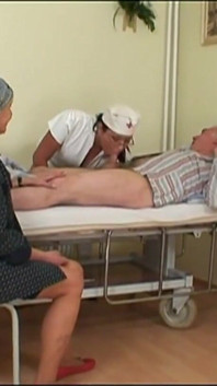 Sexy sestry: Babička a MILF nadržené děvky šukají a tvrdá masturbace