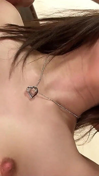 Vysokoškolská asijská teenagerka natočená ve trojce s nevlastním bratrem