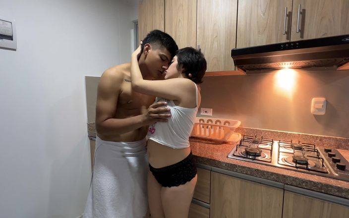 ManuelaAlvarez: मैं कुछ पानी पीने जा रहा हूं और मैं अपनी अमीर सौतेली बहन को छोटे कपड़ों में बर्तन धोते हुए देख रहा हूं, मैं उसे देख रहा हूं।