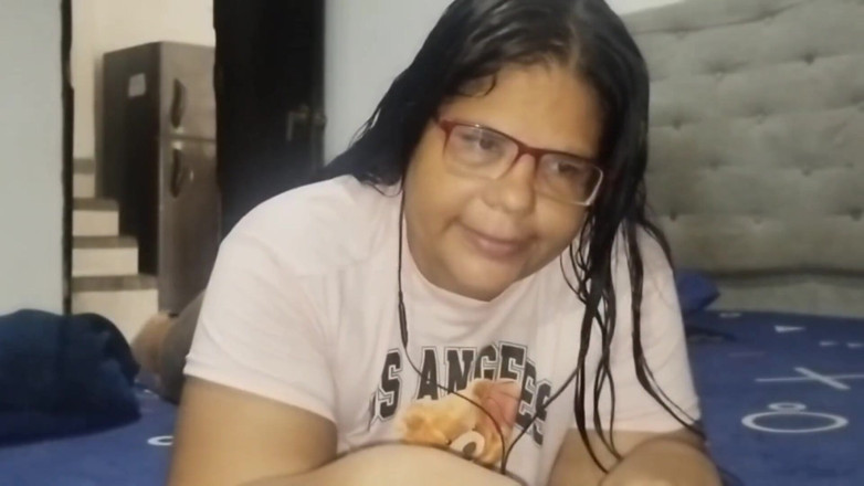 Adribella69: 남친과 대화하는 동안 의붓딸의 큰 엉덩이에 홀로 남겨줘, 그녀의 엉덩이를 빨고 그녀의 좋은 따먹기