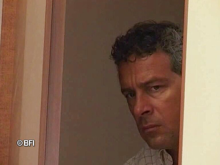 Nasty matures and dirty grannies club: 邻居在妻子的卧室里操他的继女