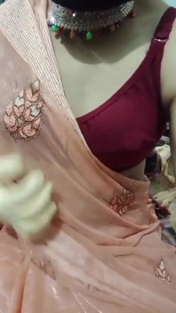 Indian Crossdresser Gaurisissy Bottom Sentimentul excitat pentru sex în sari mătăsos cu Jwellery Grele