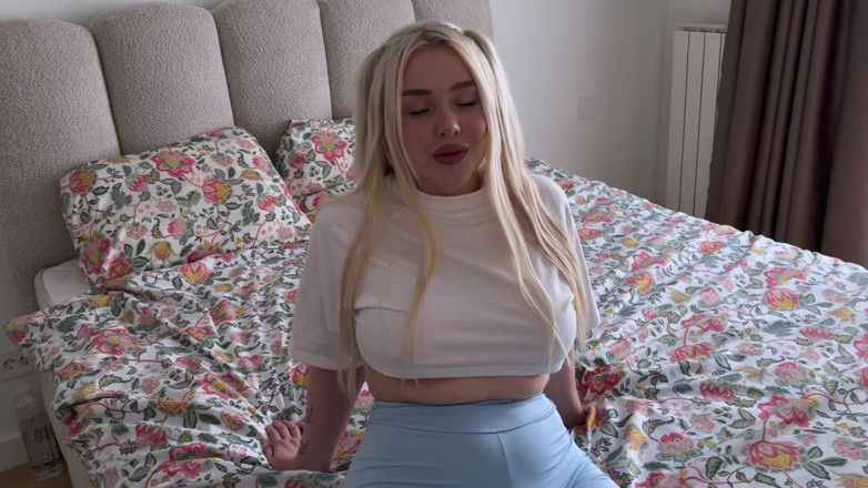 Blondessa: Minha meia-irmã de leggings estava fazendo esportes e eu peguei