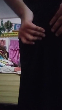 Індійський гей кроссдрессер знизу gaurisissy відчуває збудження в чорній сукні, справжній домашній секс
