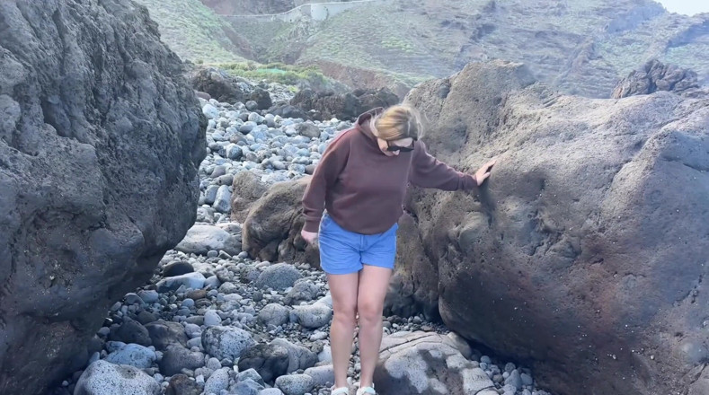 Emma Voyeur: Awek tanpa seluar dalam kencing di pantai awam