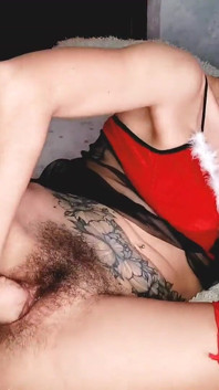 Sexy milfka lakomě sedí na pěsti