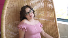 Karups POV: Sexy nerdská teenagerka si dává pauzu od domácích úkolů s velkým čůrákem...