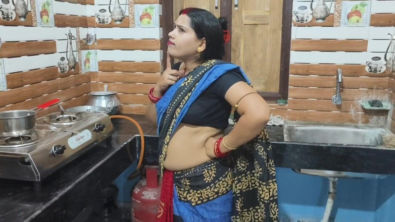 Sona bhabhi: Soția de servitoare indiancă matură sexy seduce și se fute tare,...