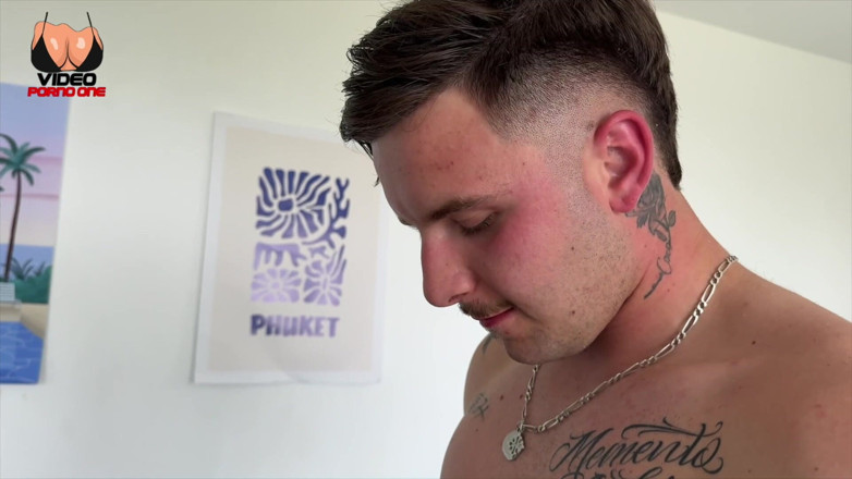Video Porno One: Ein Freches Junges Mädchen Mit Gefärbtem Haar Liebt Schwanz!