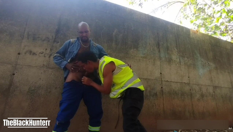 TheBlacKHunterr: Dos trabajadores detrás del muro de servicio