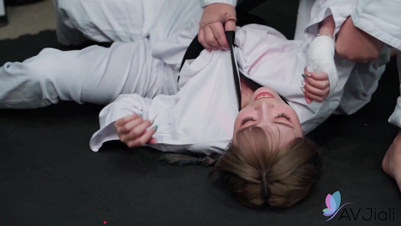 AV Jiali: Ruim fode seu mestre de karatê no dojo