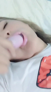 Quente Gina relaxa sua buceta usando um vibrador