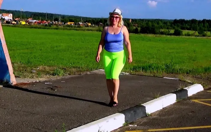 RedRoseRus: Yellow Leggings - Big Ass Walk on Road