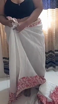 Saya mengongkek ibu tiri saya apabila dia bersedia untuk pergi ke pejabat