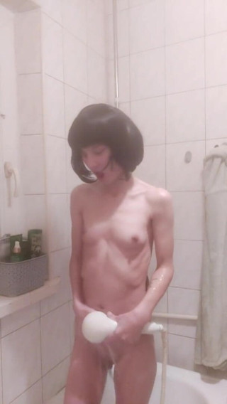 Wet Pussy Fuck: Polská teenagerka masturbuje ve sprše s hlasitým orgasmem