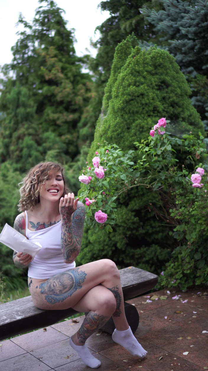 Roxy Rain: Đoán xem tôi sẽ làm gì với chiếc quần lót...