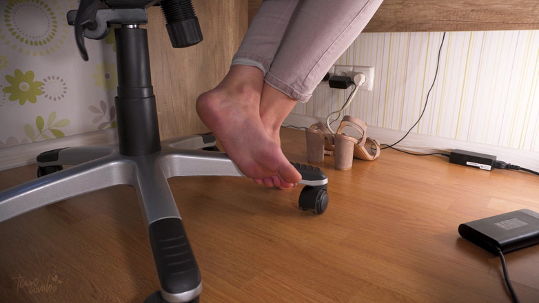 Teasecombo 4K: Sotto il lavoretto di adorazione del piede in ufficio stuzzica