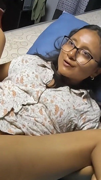 O studentă sexy îmi cere o ejaculare înăuntru