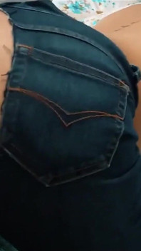 La culona sexy viene scopata da un grosso cazzo nei suoi jeans strappati