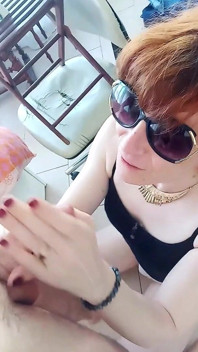 Trans Berambut Merah Menghisap Ayam Yang Cantik