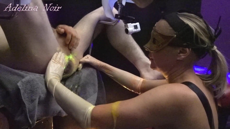 FISTINGQUEEN: यूवी नियॉन लाइट फिस्टिंग एडेलिना नोयर और फिस्टड्यूड