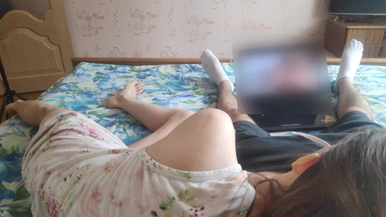 Sasha Green: 포르노를 보면서 의붓아들에게 자지를 빨아주는 자위
