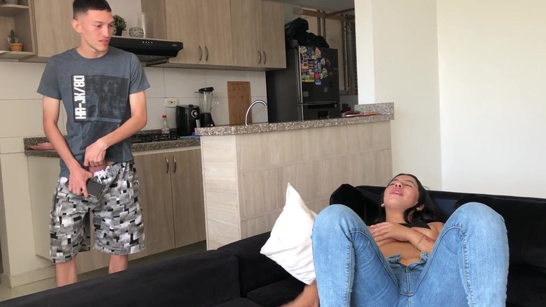 Franck: Masturbuje s mojí nevlastní sestrou - Obrovský zadek - ve španělštině