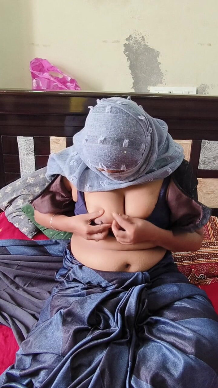 Naz54: Very Hot and Sexy Stepmom in Traditional