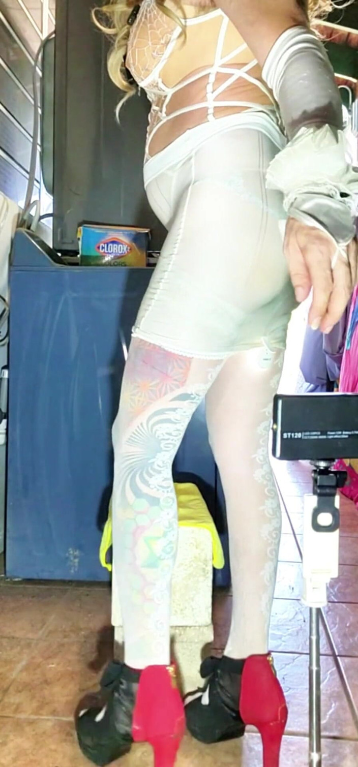 Benito414: Caliente trans linda mariquita Femboy montando el consolador y las...