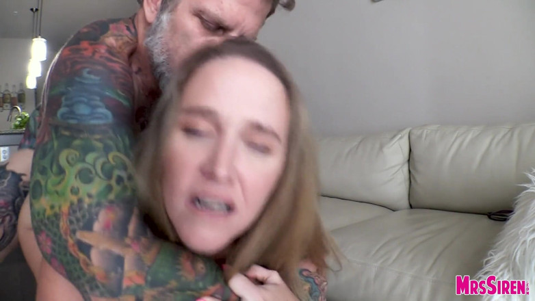 Siren XXX Studios: Tetovaný hřebec šuká baculatou manželku