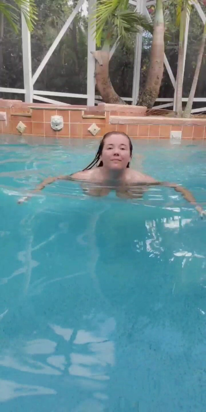 Annabelle Rogers: Naken pool simning